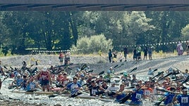 Los piragüistas toman la salida en el Descenso del Deva.