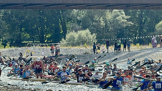 Los piragüistas toman la salida en el Descenso del Deva.