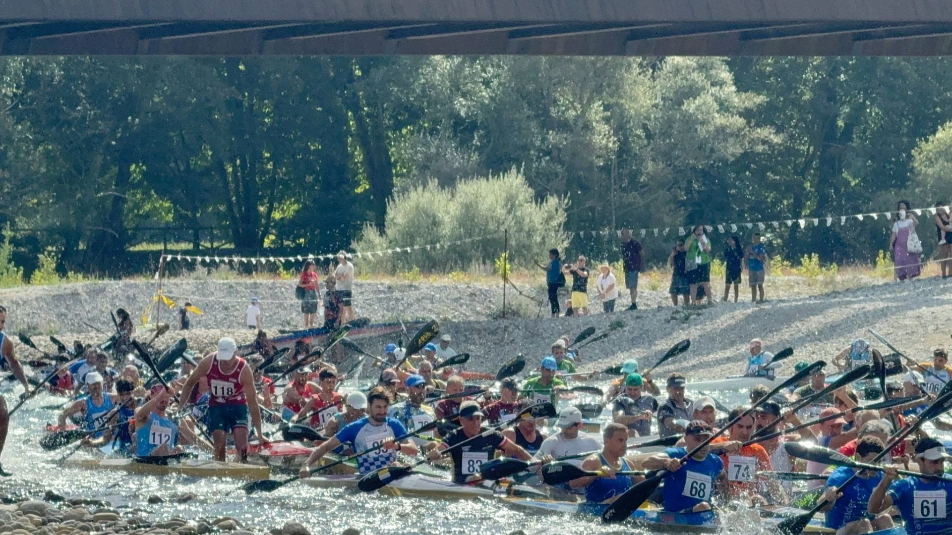 Los piragüistas toman la salida en el Descenso del Deva.