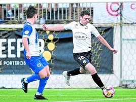 Comen, del Textil Escudo, controla la pelota ante un rival del Gama.