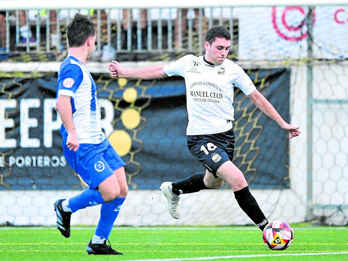 Comen, del Textil Escudo, controla la pelota ante un rival del Gama.