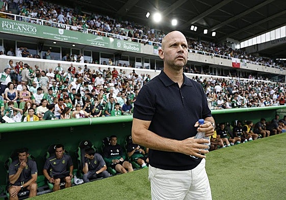 José Alberto, en su banquillo en el encuentro ante el Ceuta.