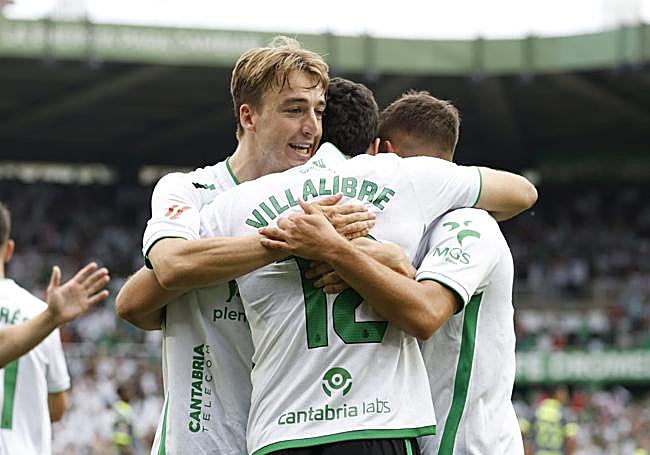 El Búfalo festeja con Javi Castro su tanto, el primero del partido.