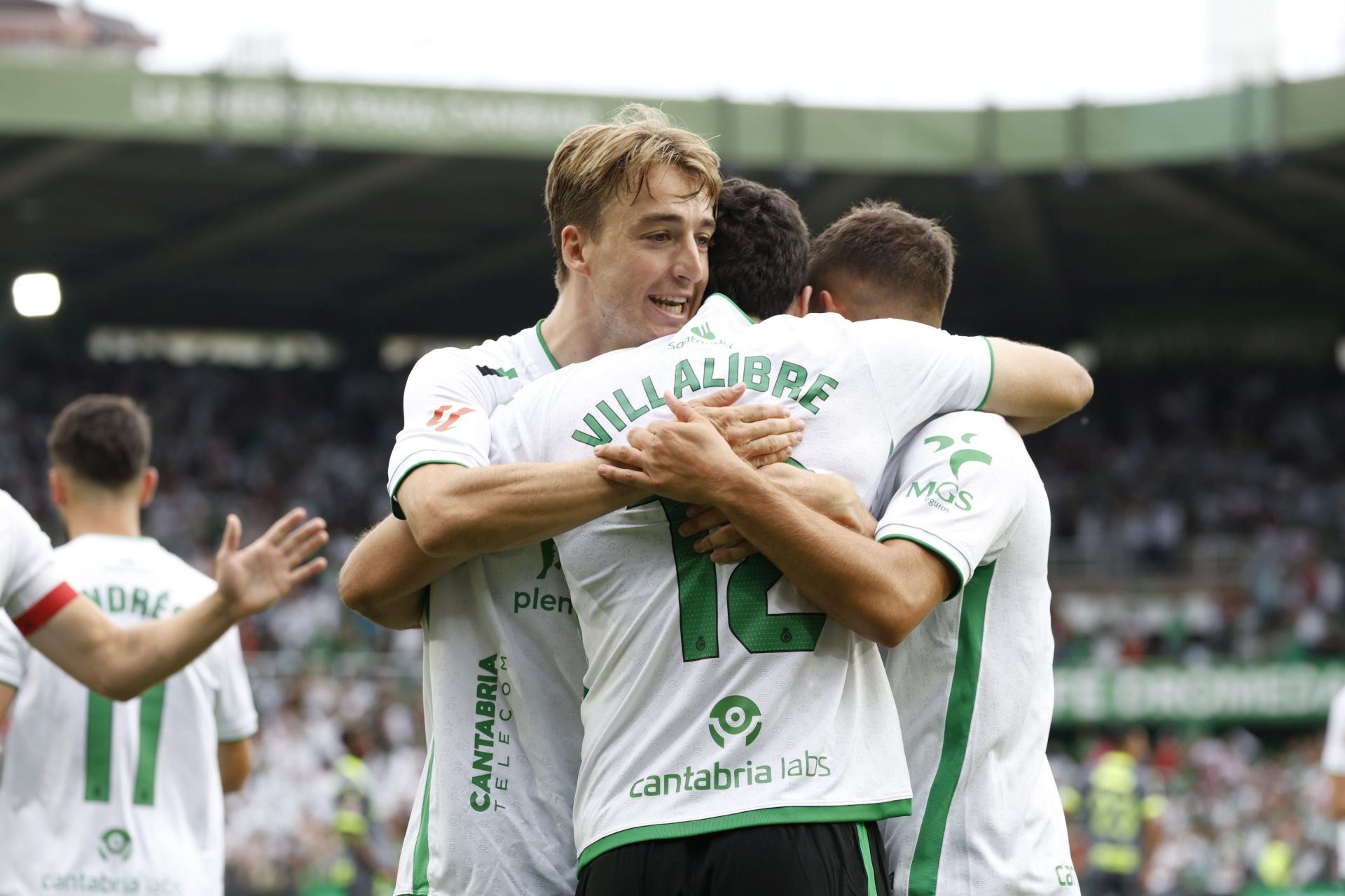 El Búfalo festeja con Javi Castro su tanto, el primero del partido