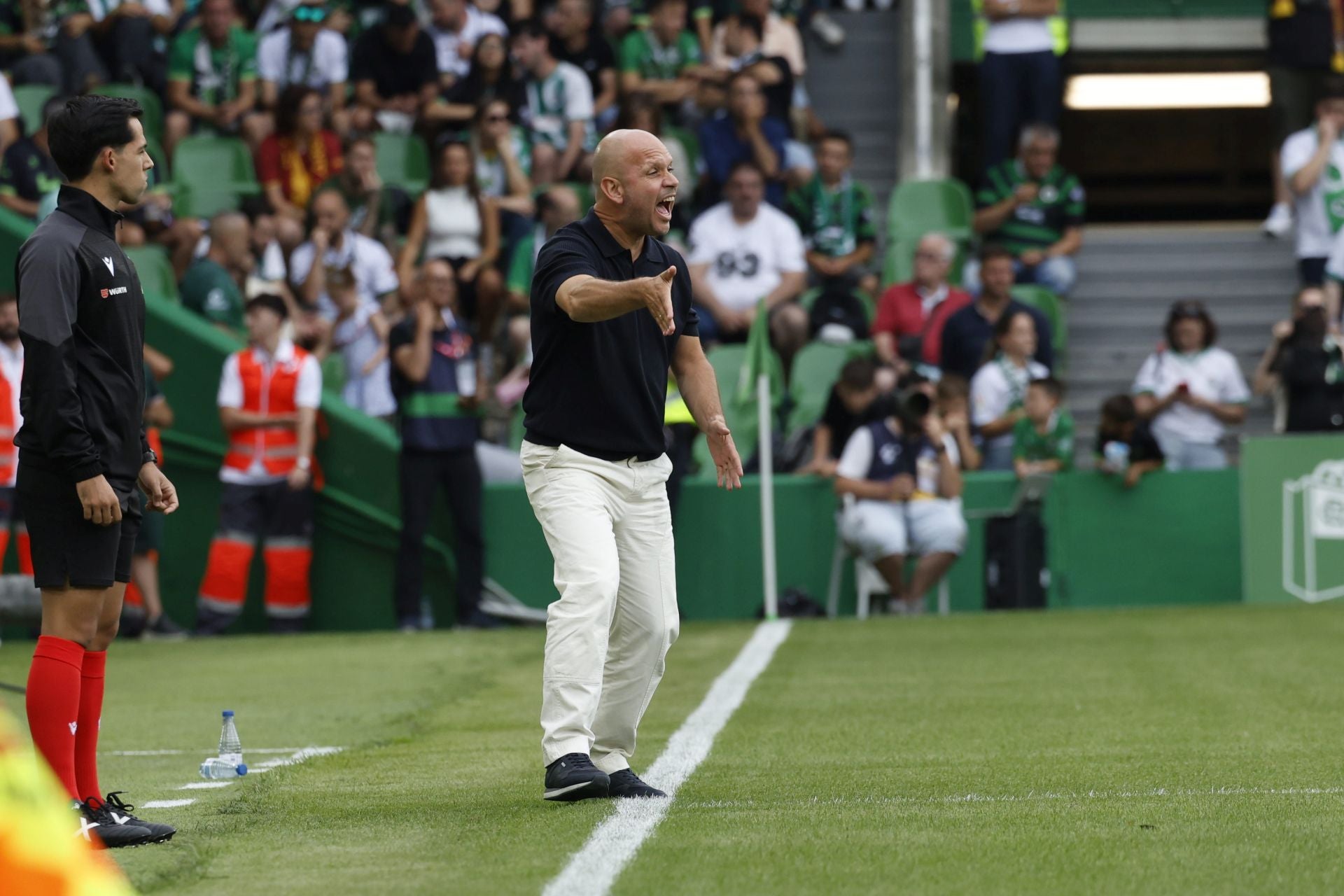 José Alberto da indicaciones desde la banda