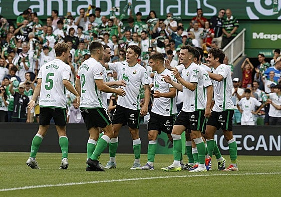 El equipo celebra el tanto de Íñigo Vicente.