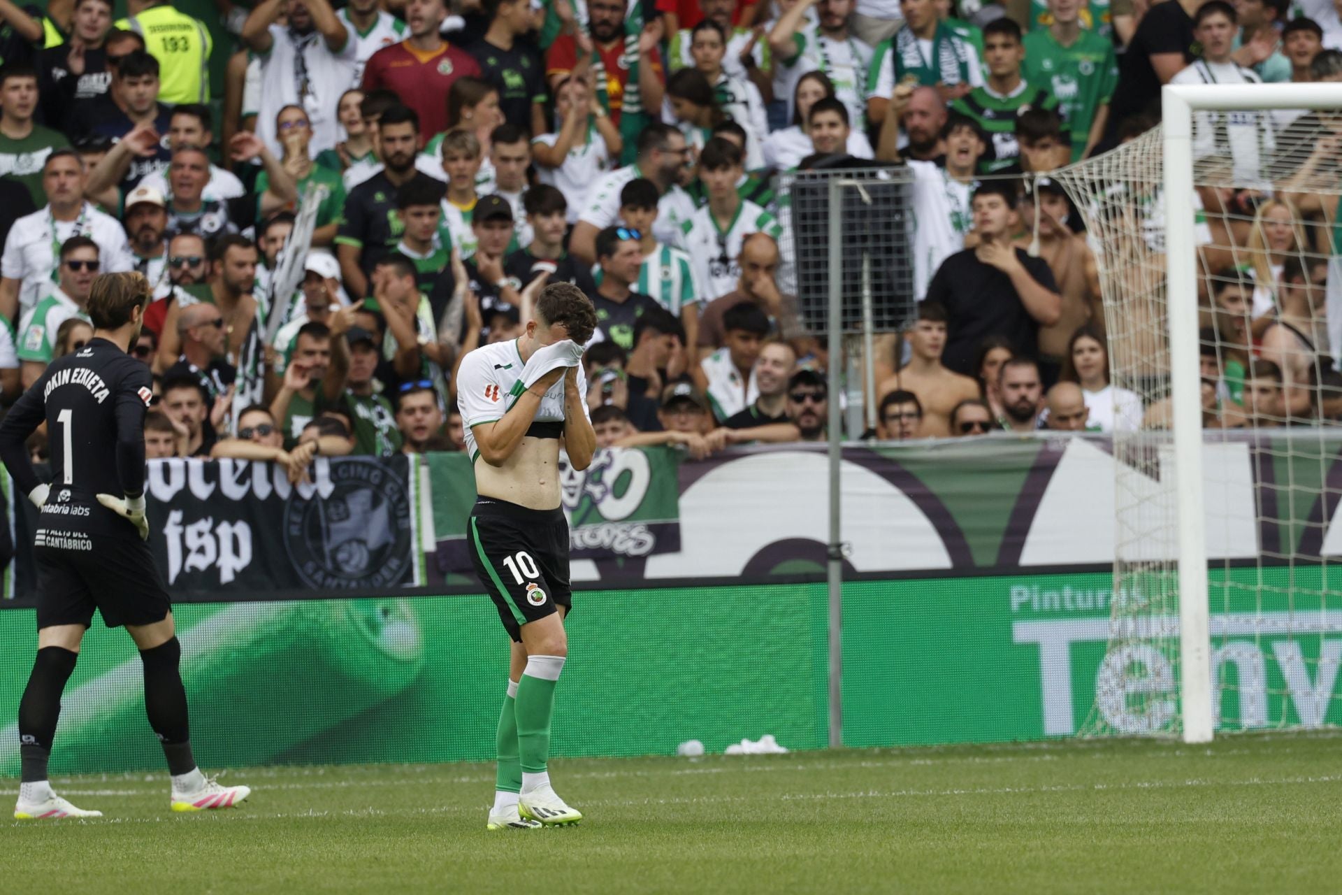 Vicente se seca el sudor con la camiseta