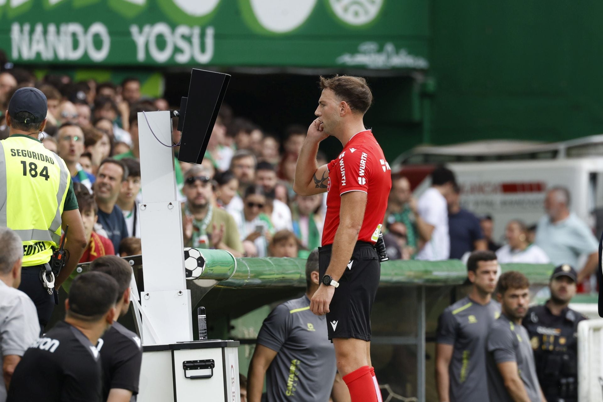 Luis Bestard revisa la jugada que resultó en la expulsión de un jugador del Ceuta