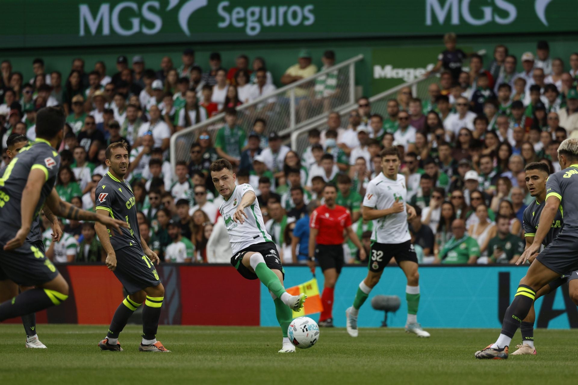 Vicente conduce el balón