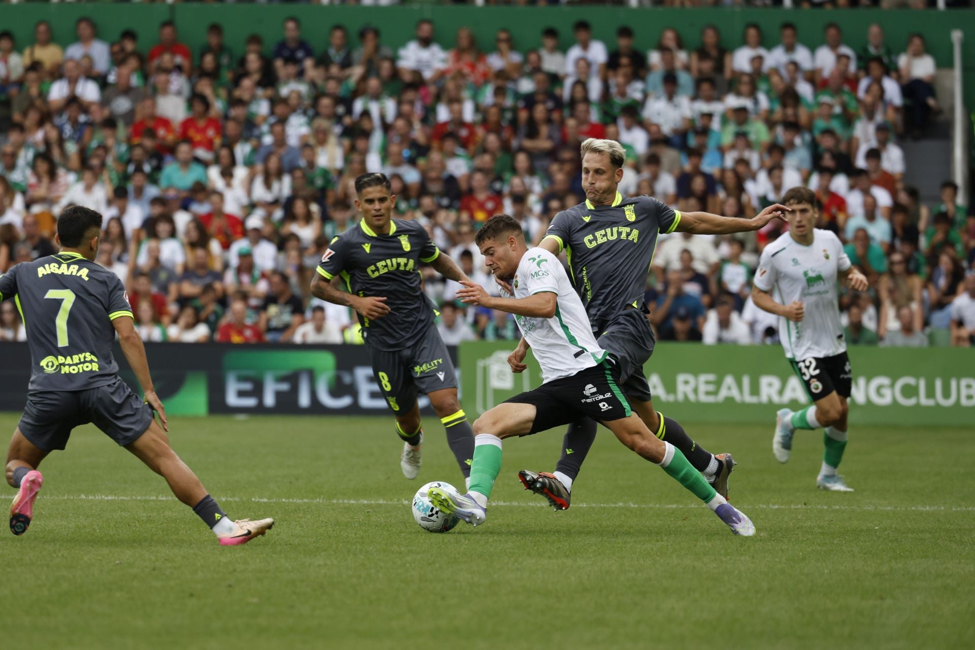 Canales, rodeado de rivales