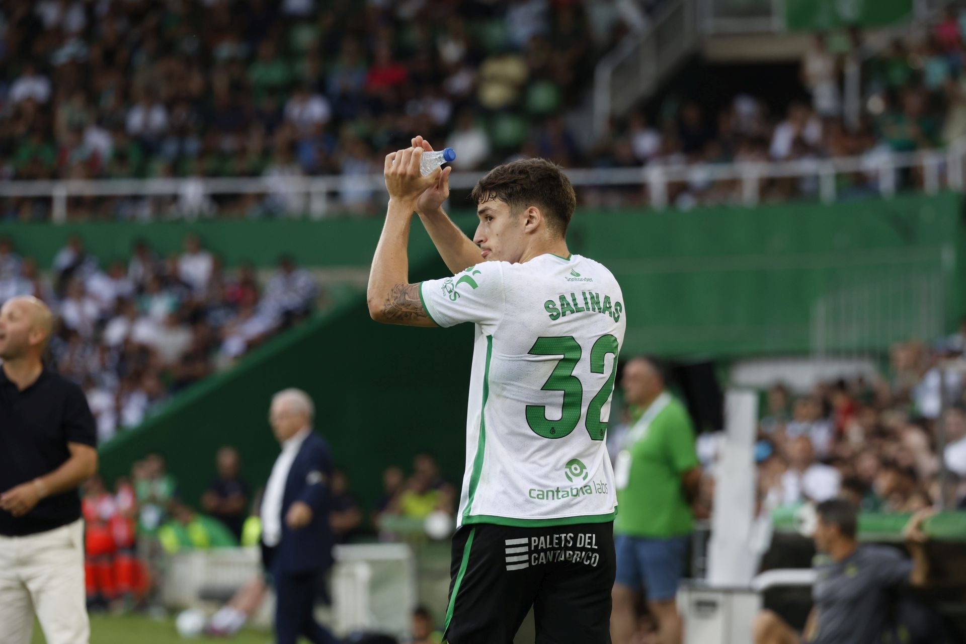 Jorge Salinas saluda a la afición tras ser cambiado por Santi Franco