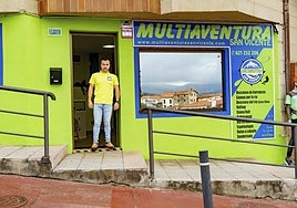 Daniel Celis a las puertas de su negocio de multiaventura en San Vicente de la Barquera.