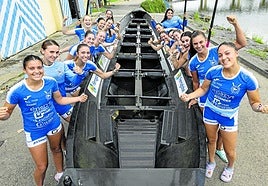 La plantilla de Astillero, con esa trainera prestada por Vilaxoan con la que han conseguido el quinto puesto en la ACT.