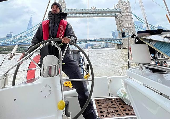 Francisco Cabezos navegando con su barco por el Támesis.