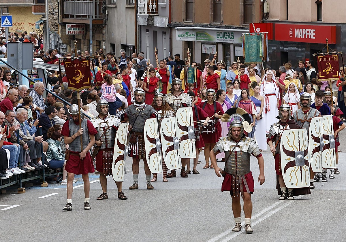 Los romanos toman las calles en el Desfile General de Tribus y Legiones.
