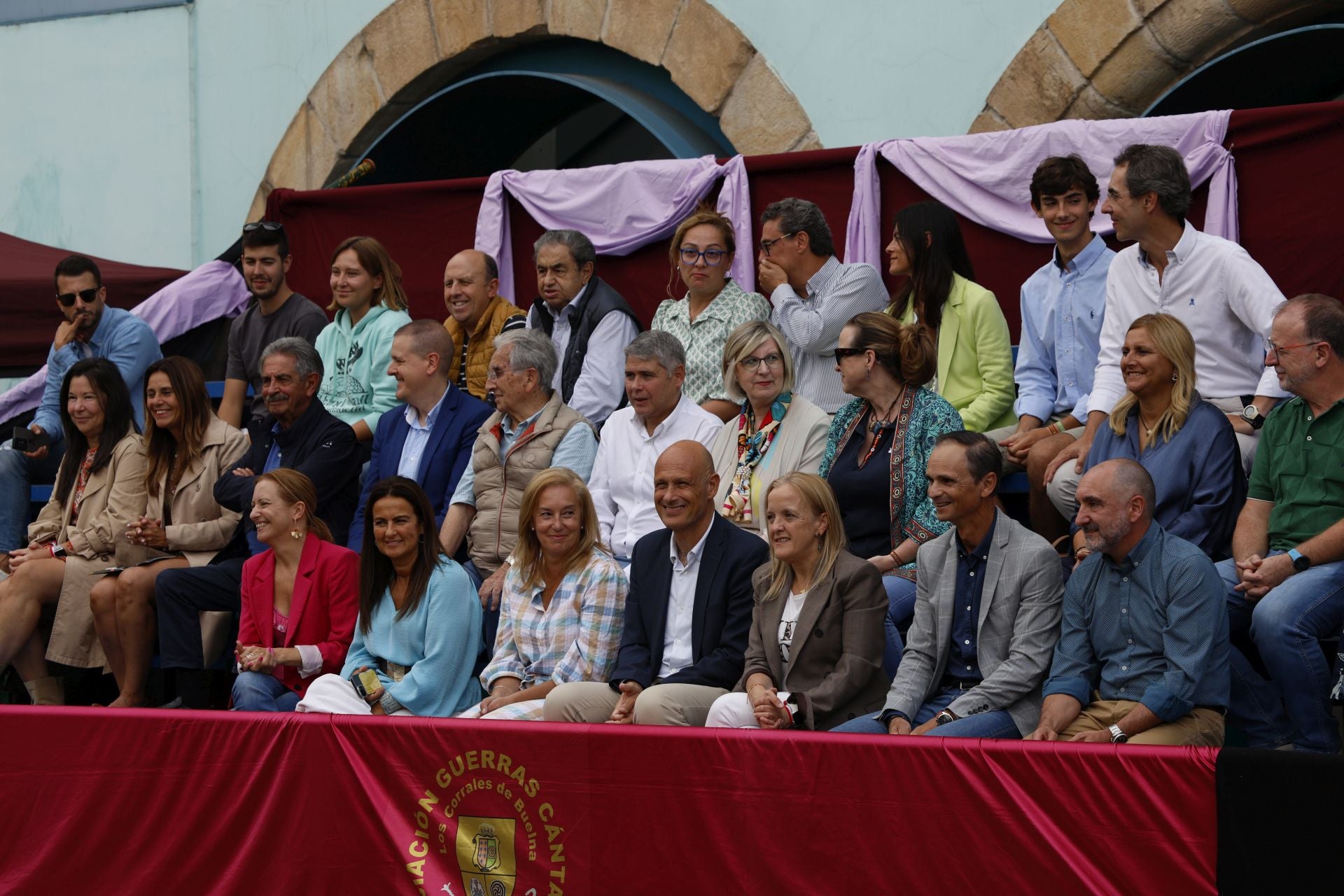 Las autoridades disfrutan del espectáculo desde la grada.