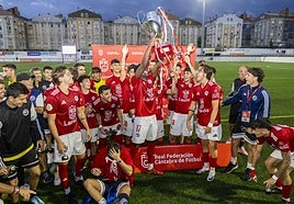 El Charles celebra su triunfo ante el Escobedo