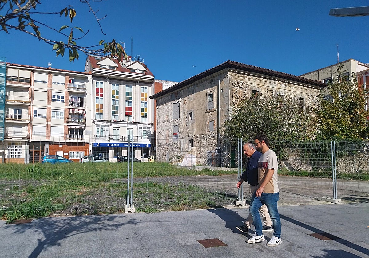 Solar libre junto al Palacio de Chiloeches de Santoña.