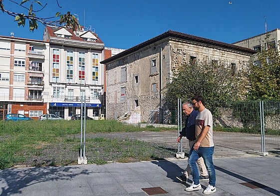 Solar libre junto al Palacio de Chiloeches de Santoña.