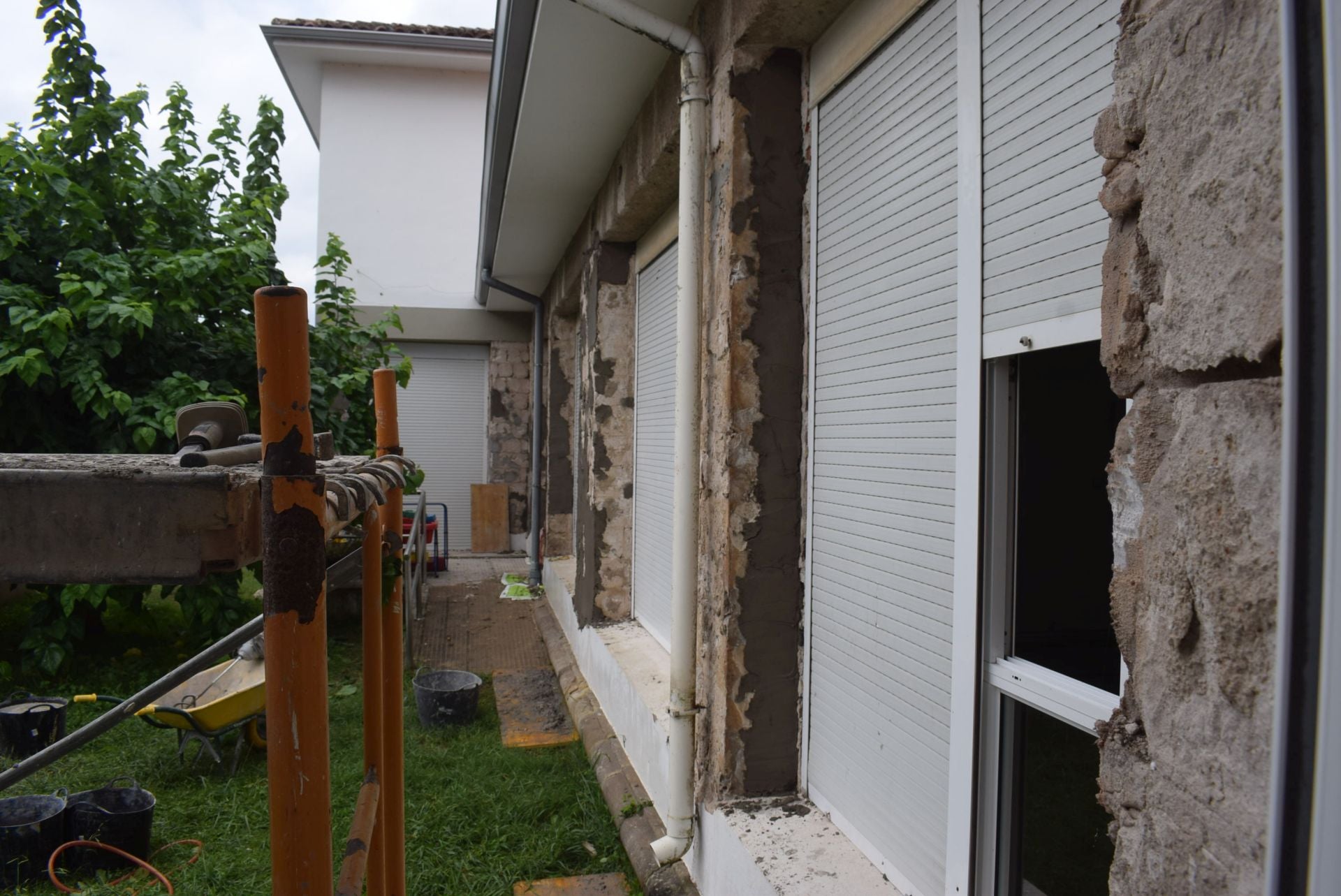 Piélagos elimina humedades y goteras de las aulas de dos y tres años del colegio Virgen de Valencia.