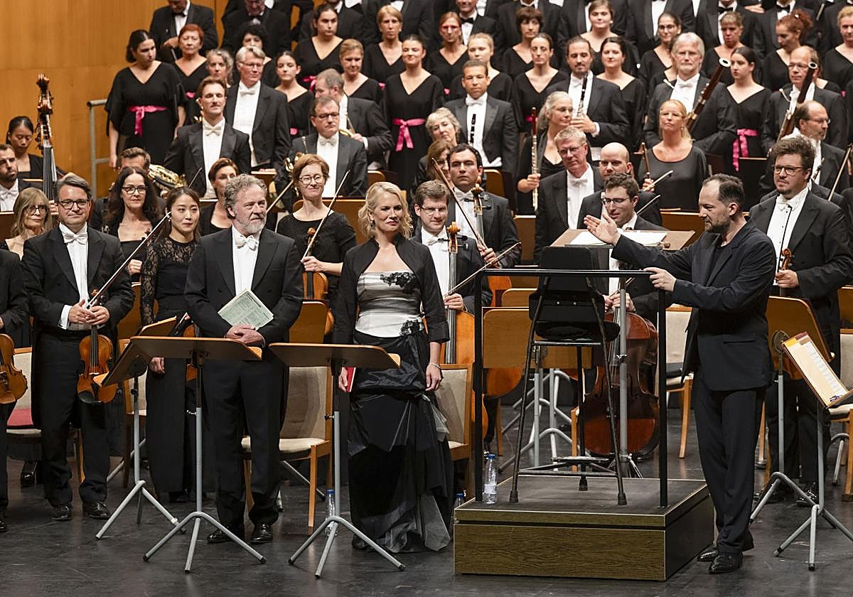 La Gewandhausorchester Leipzig, dirigida por el maestro Andris Nelson, junto al Orfeón Donostiarra, en la velada final de la 74 edición del Festival.