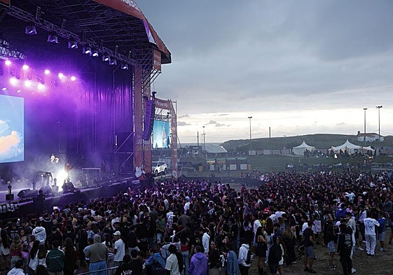 Una multitud de jóvenes disfruta del Negrita Music Festival la tarde del viernes, la primera jornada del evento.