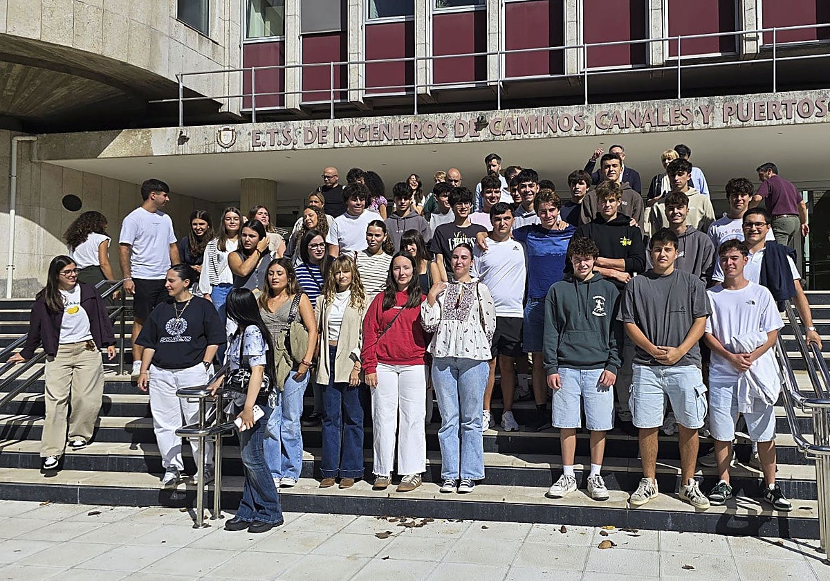 Alumnos de la Escuela Técnica Superior de Ingeniería de Caminos que participaron, ayer, en las actividades de la 'We We' previas al inicio del curso.