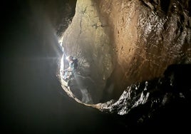 Descenso en una de las cuevas exploradas