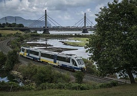 Transportes dará prioridad al tren entre Bilbao y Castro y estudiará si lo prolonga hasta Santander