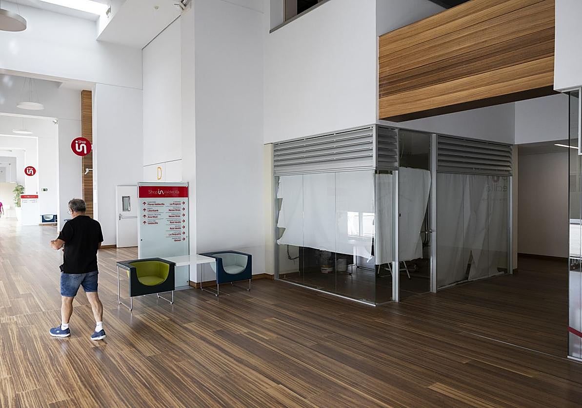 Obras en el local de la galería comercial de Valdecilla que acogerá la panadería Lasunción.