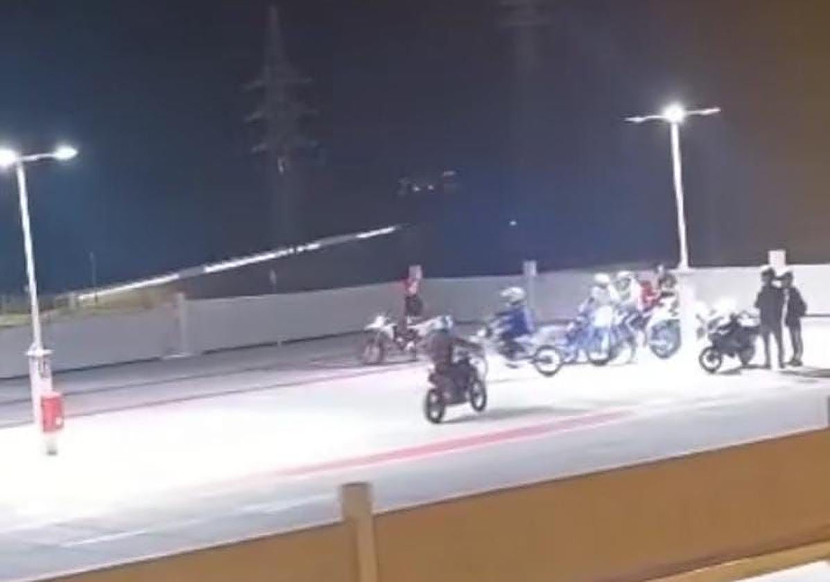 Carreras de motos en la azotea del parking de La Carmencita
