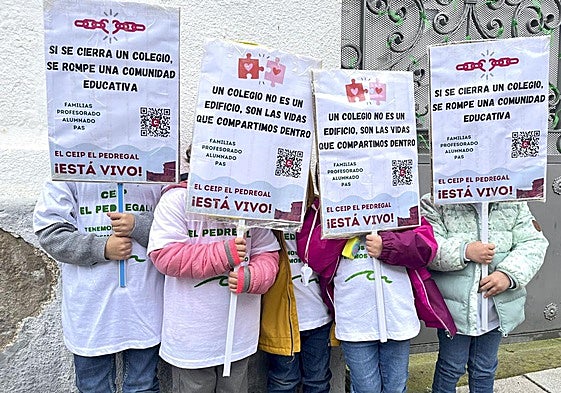Varios de los alumnos del colegio durante una de las protestas por el cierre.