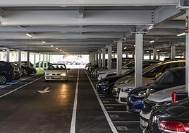 Un coche circula por la planta baja del aparcamiento de La Carmencita, en Torrelavega.