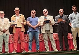 Las autoridades con los galardonados y varios miembros del jurado.