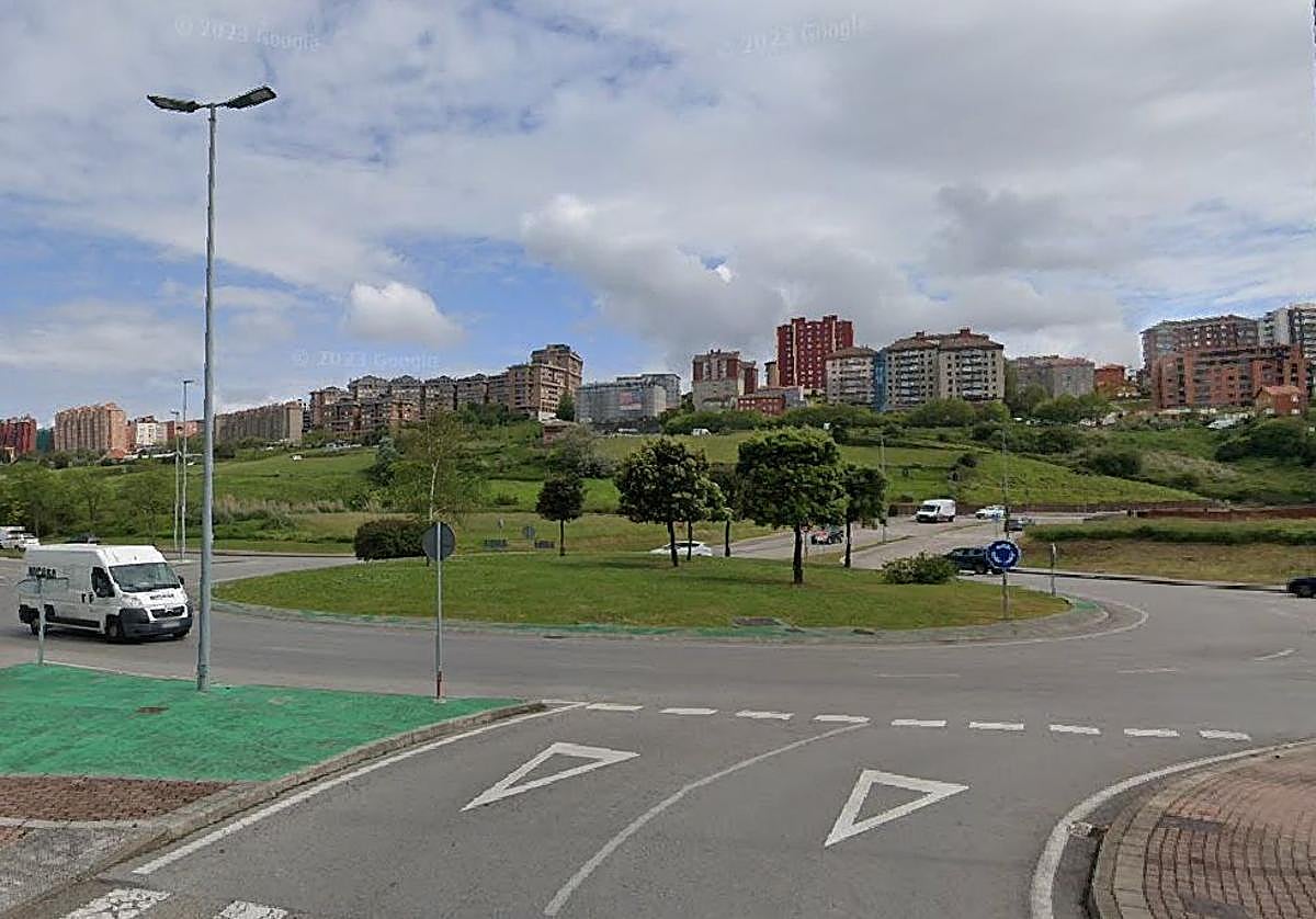 Rotonda de la avenida de la Constitución, confluencia con la calle Antonio de la Dehesa.