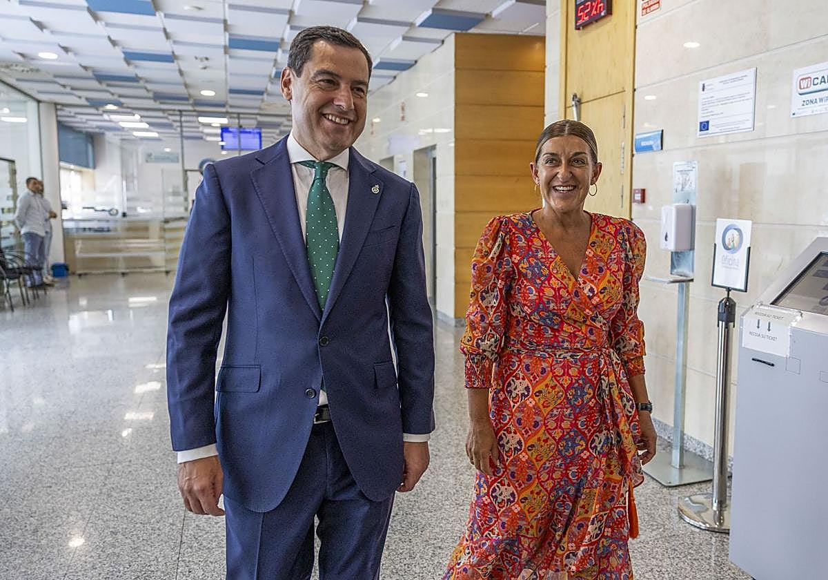 Los presidentes de Andalucía y Cantabria, Juanma Moreno y María José Sáenz de Buruaga, firman el convenio de colaboración entre ambas comunidades autónomas.