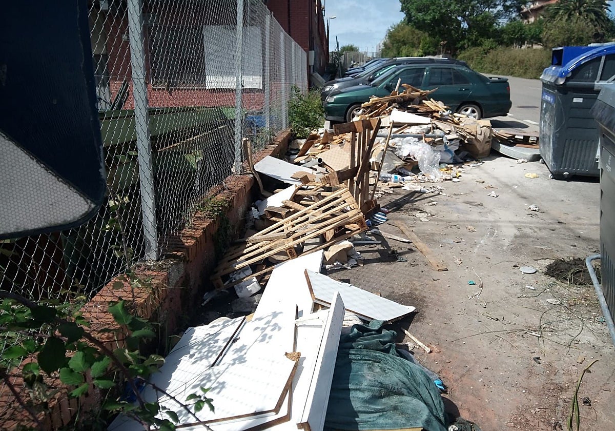 Vertidos junto a los contenedores ubicados a la entrada del polígono Elegarcu, en el barrio La Central de Cacicedo (Camargo).