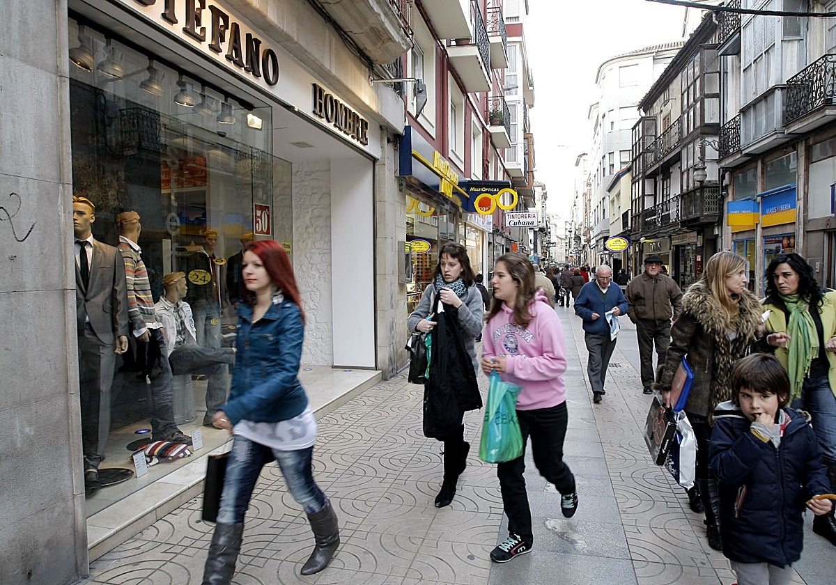 Clientes y paseantes en la calle Consolación de Torrelavega.