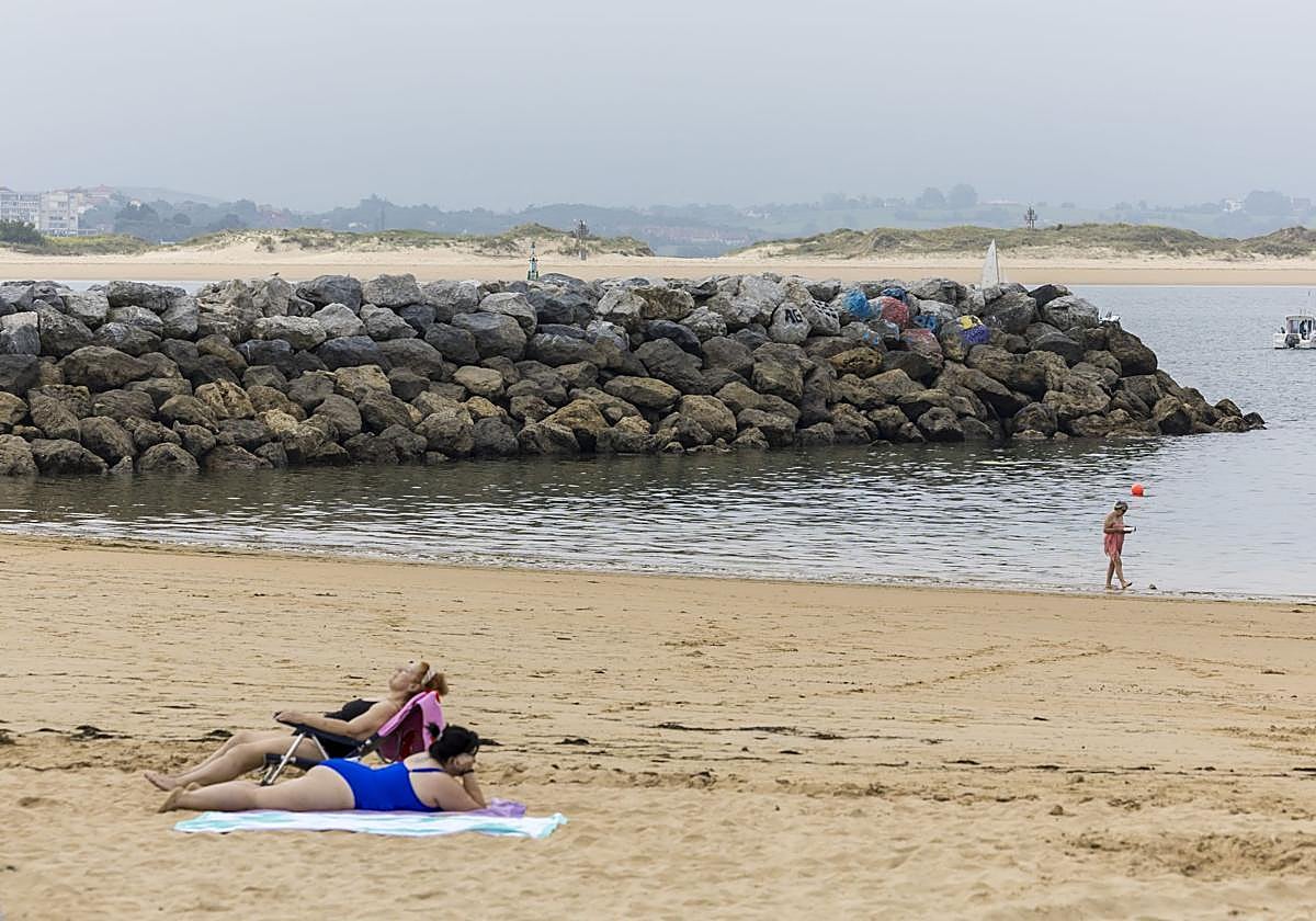 El espigón ya construido en la playa de La Magdalena, en Santander.