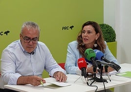 Pedro Hernando y Paula Fernández, durante la rueda de prensa celebrada en la sede del PRC.