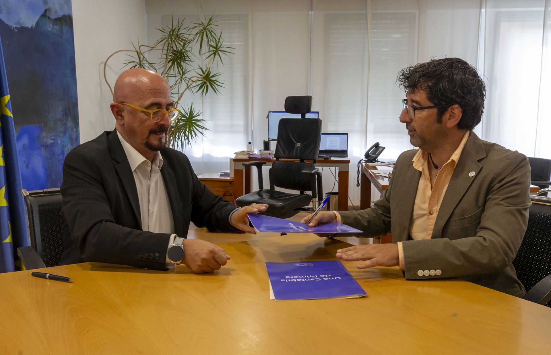 El consejero, Cesar Pascual, y el decano, Jorge Fernández, en la firma del pacto.