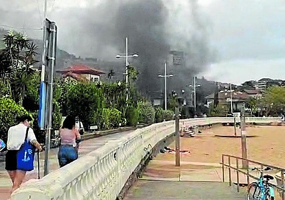 El humo negro se expande por la zona de Brazomar en Castro.
