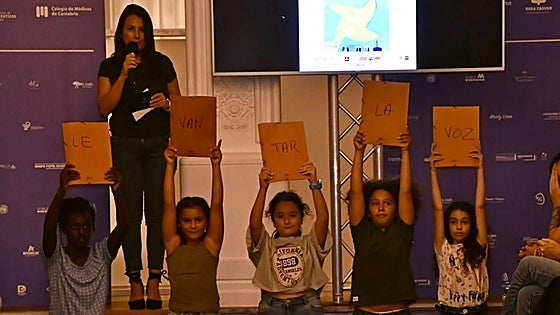 Alumnos, docentes y profesionales sanitarios de Cantabria, unidos contra el acoso escolar