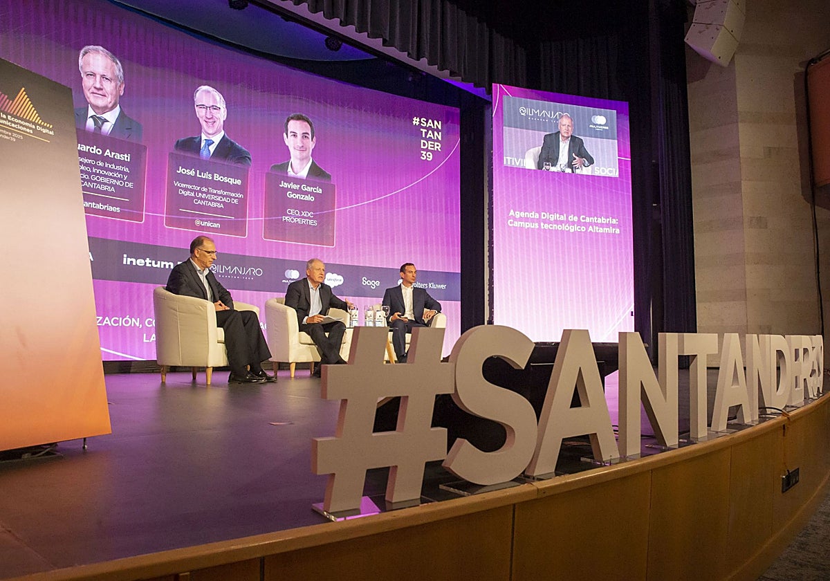 El consejero de industria, en el centro, durante el debate en el que se ha abordado el impacto del Centro de Datos Altamira.