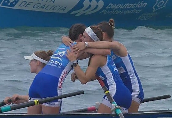 Alegría en la trainera de Astillero al saberse clasificadas para la regata de La Concha.