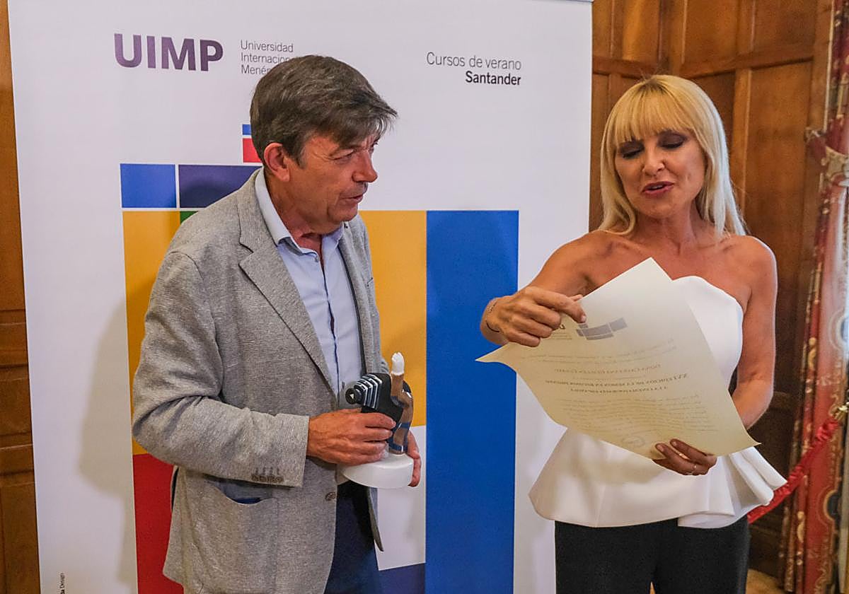 Cayetana Guillén Cuervo leyendo el texto del diploma acreditativo de su Medalla a la Cinematografía.