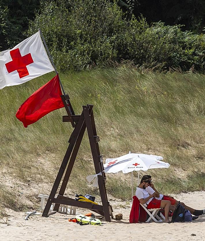 Imagen secundaria 2 - La playa de Galizano huele a aguas fecales