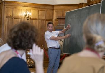 En clase con un maestro.