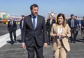 El ministro Óscar Puente y la presidenta Sáenz de Buruaga, durante una visita al Puerto de Santander a principios de año.