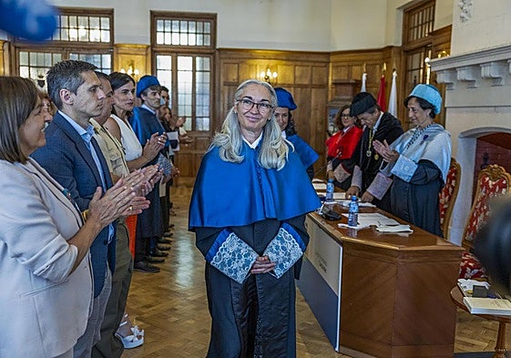 La biofísica Eva Nogales fue investida doctora honoris causa en julio. En el acto reivindicó «la ciencia sin fronteras». Irene Vallejo o Isabel Allende han sido otras dos honoris de esta edición.